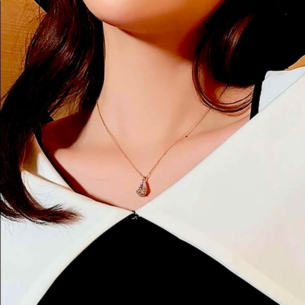 🔴 BOGO! Gold and Faux crystal vintage style pendant necklace - Picture 5 of 10
